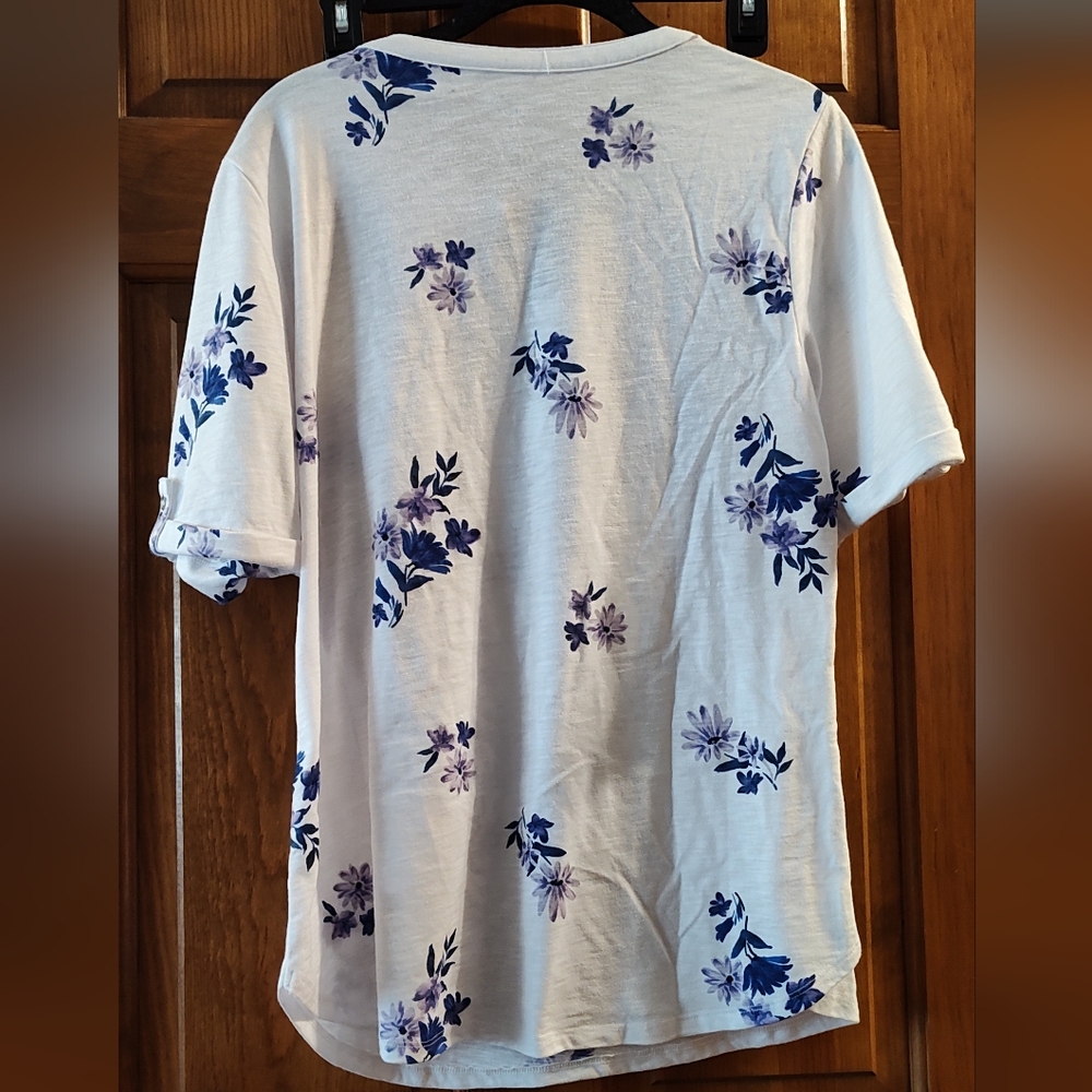 Croft and Barrow roll tab v-neck medium shirt - Picture 5 of 5